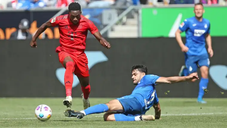 V.li. Alphonso Davies (Bayern) , Ozan Kabak (Hoffenheim) . Fussball: LIGA: Saison 23/24: TSG 1899 Hoffenheim - FC Bayern