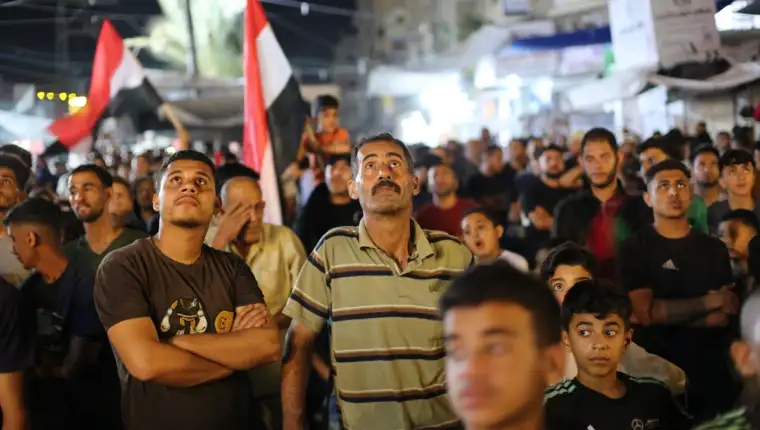 AA 20260615 41684069 41684051 PALESTINCI U GAZI GLEDAJU UTAKMICU SVJETSKOG PRVENSTVA IZMEDU BELGIJE I EGIPTA NA OGROMNOM EKRANU