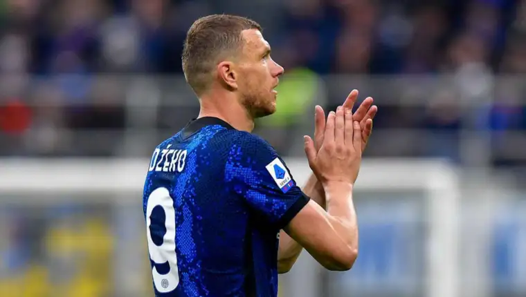 Edin Dzeko applauding during an Inter Milan match